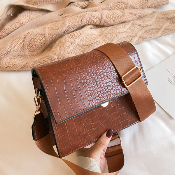 Öko bőrből készült modern női táska széles füllel, többféle színben