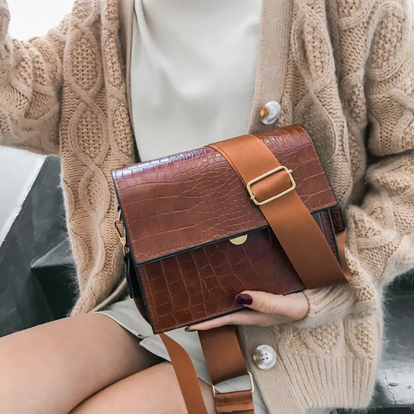 Öko bőrből készült modern női táska széles füllel, többféle színben