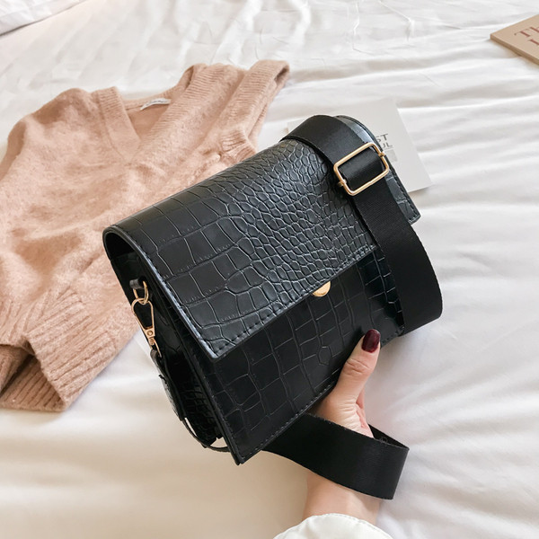 Öko bőrből készült modern női táska széles füllel, többféle színben