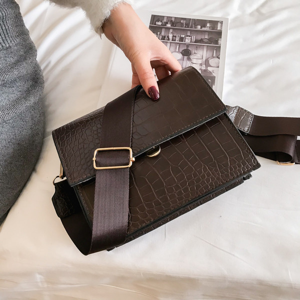 Öko bőrből készült modern női táska széles füllel, többféle színben