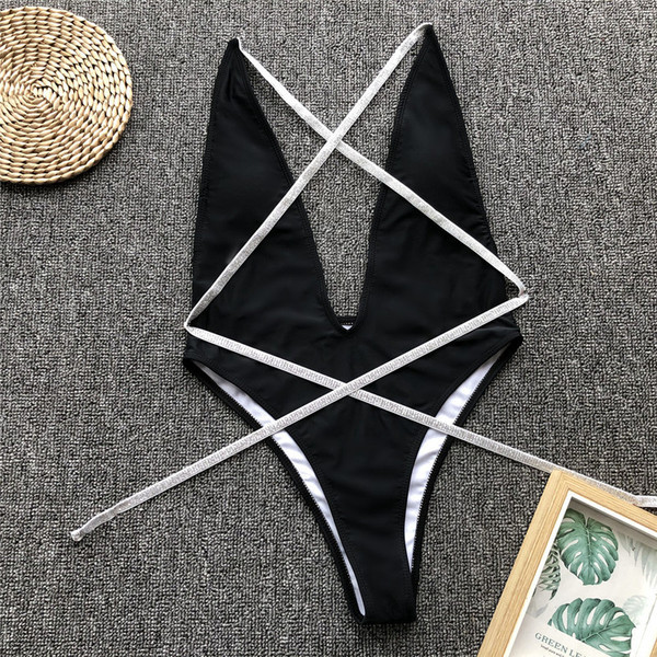 Costum de baie complet elegant, cu detalii în cruce