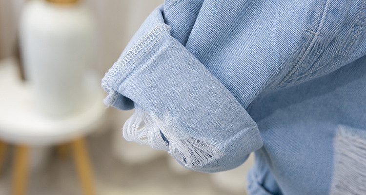 Modern gyerekfarmer szakadt motívumokkal - fiúknak