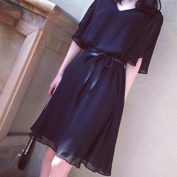 Alkalmi női ruha fekete övvel