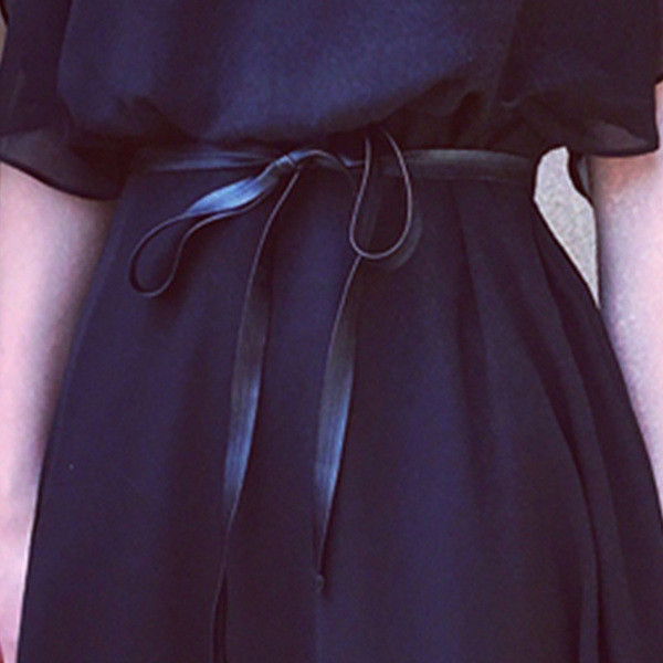 Alkalmi női ruha fekete övvel