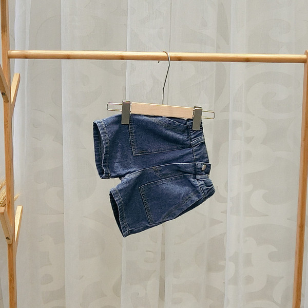 Gyerek rövid farmernadrág fiúknak zsebbel és gombbal