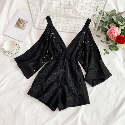 Stílusos női overall V-nyakkal és csipkével fehér és fekete színben