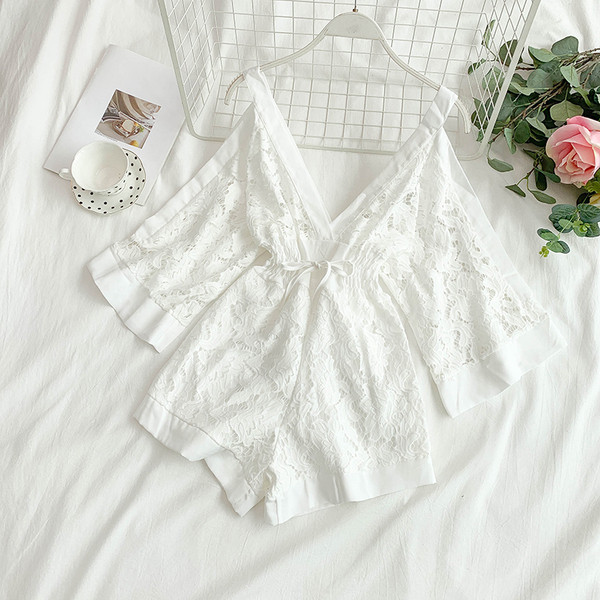 Stílusos női overall V-nyakkal és csipkével fehér és fekete színben