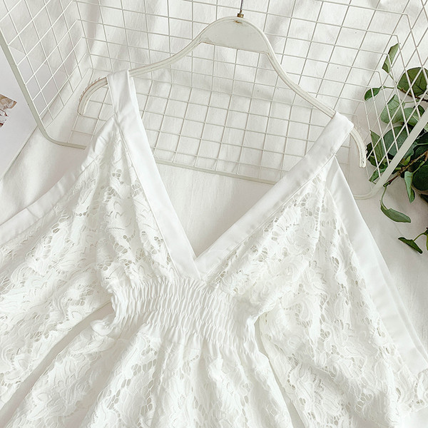 Stílusos női overall V-nyakkal és csipkével fehér és fekete színben