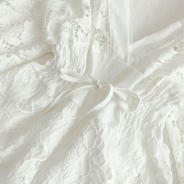 Stílusos női overall V-nyakkal és csipkével fehér és fekete színben