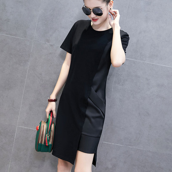 Lezser stílusos női ruha fekete színben