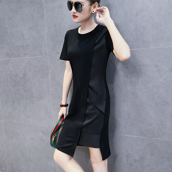 Lezser stílusos női ruha fekete színben