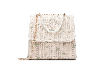 Aktuális női táska hímzéssel és gyöngyökkel, fehér és bézs színben