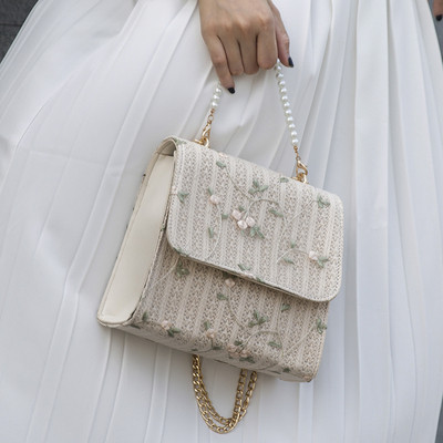 Актуална дамска чанта с бродерия и перли в бял и бежов цвят