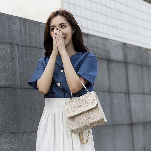 Aktuális női táska hímzéssel és gyöngyökkel, fehér és bézs színben