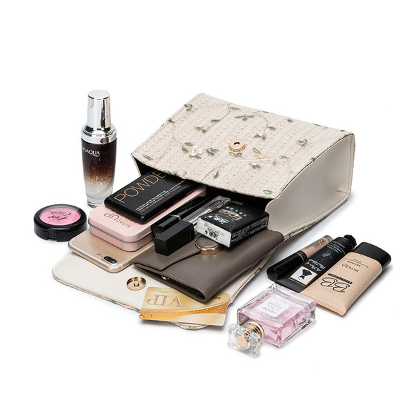 Aktuális női táska hímzéssel és gyöngyökkel, fehér és bézs színben