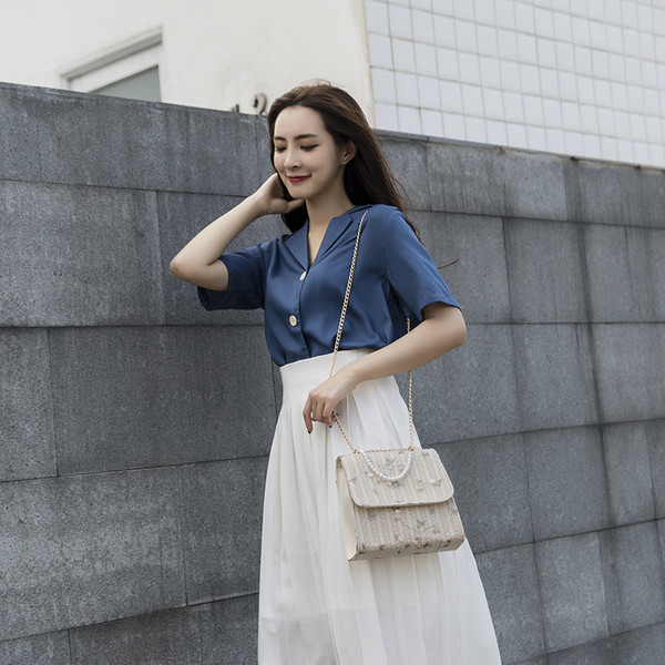 Aktuális női táska hímzéssel és gyöngyökkel, fehér és bézs színben