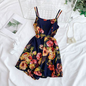 Salopeta de dama moderna cu bretele subtiri si motiv floral