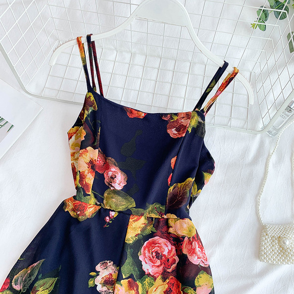 Salopeta de dama moderna cu bretele subtiri si motiv floral