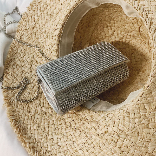 Elegáns női táska kövekkel fekete, ezüst és arany színben