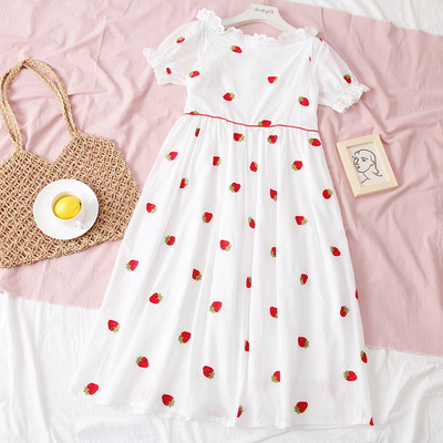 Kivágott női ruha hímzéssel két modell