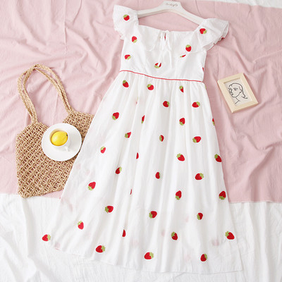 Kivágott női ruha hímzéssel két modell