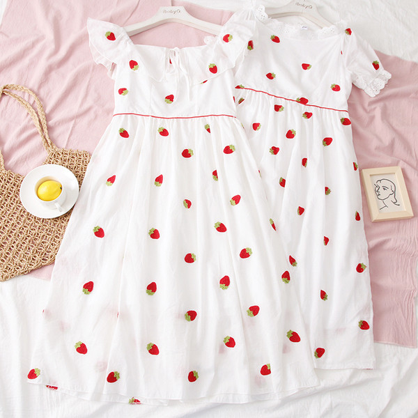 Kivágott női ruha hímzéssel két modell