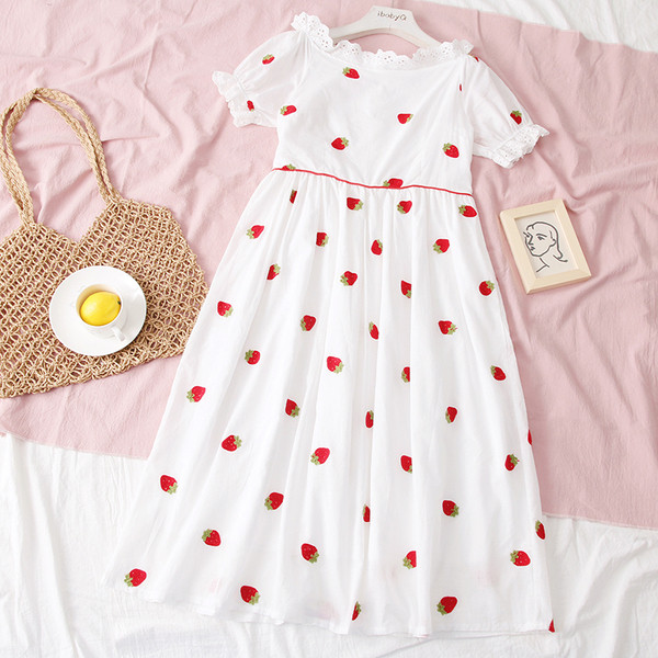 Kivágott női ruha hímzéssel két modell