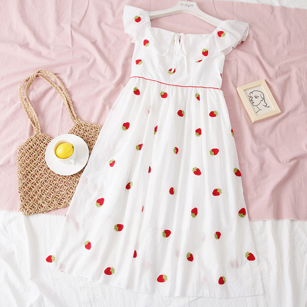 Kivágott női ruha hímzéssel két modell