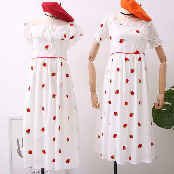 Kivágott női ruha hímzéssel két modell