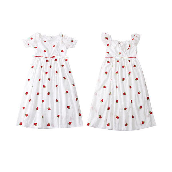 Kivágott női ruha hímzéssel két modell