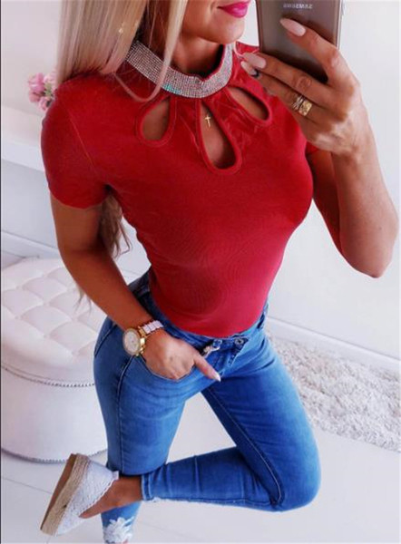 Modern női póló kivágott részekkel, kövekkel sárga és piros színben