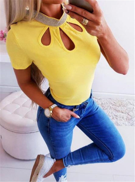 Modern női póló kivágott részekkel, kövekkel sárga és piros színben