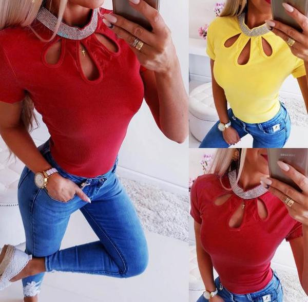 Modern női póló kivágott részekkel, kövekkel sárga és piros színben