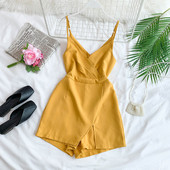 Stílusos női jumpsuit vékony pántokkal és V-nyakkal