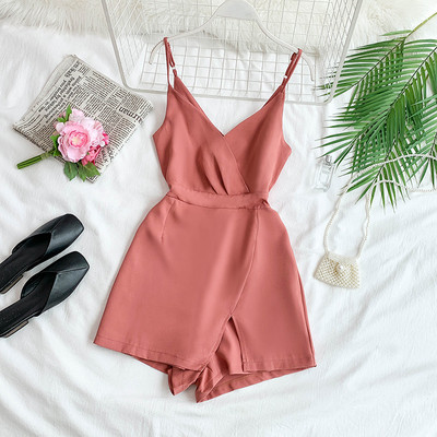 Stílusos női jumpsuit vékony pántokkal és V-nyakkal