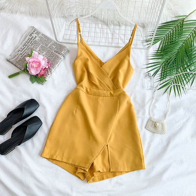 Stílusos női jumpsuit vékony pántokkal és V-nyakkal