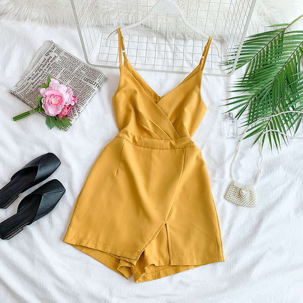 Stílusos női jumpsuit vékony pántokkal és V-nyakkal