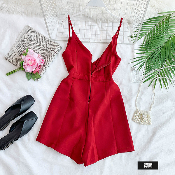 Stílusos női jumpsuit vékony pántokkal és V-nyakkal