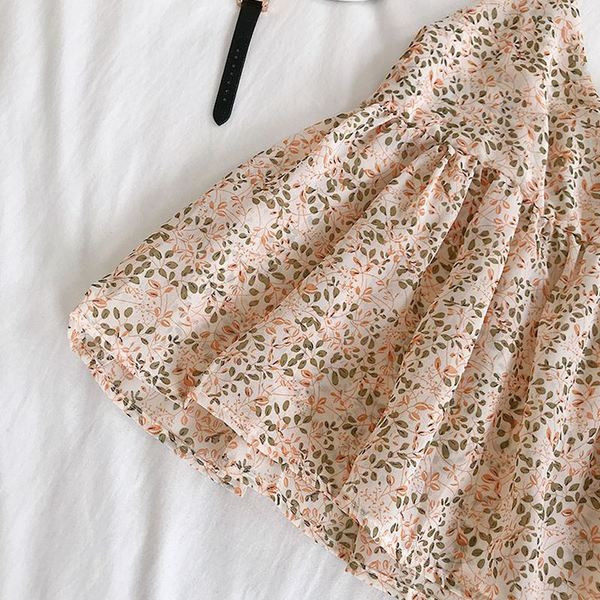 Virágos motívumú, modern női felső, több színben