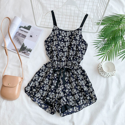 Modern női overall vékony pántokkal és virágmotívumokkal, különböző színekben