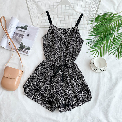 Modern női overall vékony pántokkal és virágmotívumokkal, különböző színekben