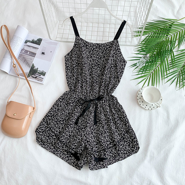 Modern női overall vékony pántokkal és virágmotívumokkal, különböző színekben