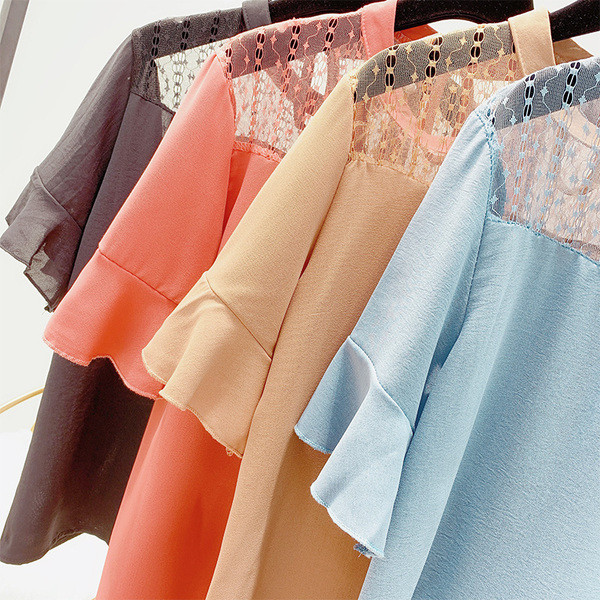 Női modern blúz rövid ujjal és csipkével, négy színben