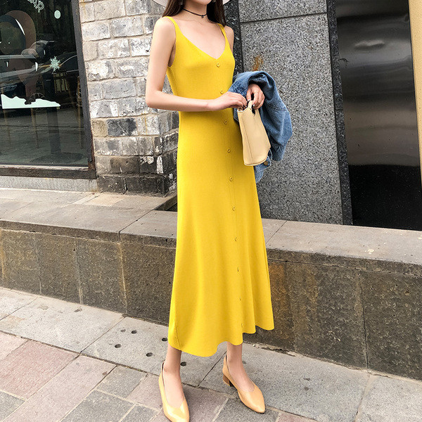 Rochie lunga de dama cu bretele subtiri si nasturi in mai multe culori