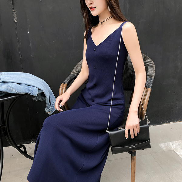 Rochie lunga de dama cu bretele subtiri si nasturi in mai multe culori