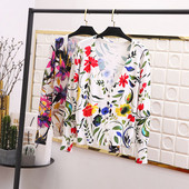 Tavaszi női mellény virágos motívumokkal, V-nyakkal