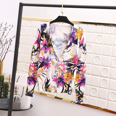 Tavaszi női mellény virágos motívumokkal, V-nyakkal