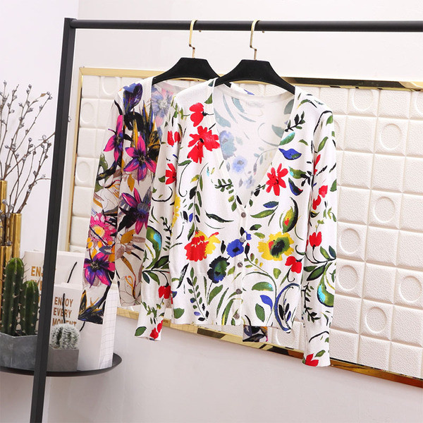 Tavaszi női mellény virágos motívumokkal, V-nyakkal