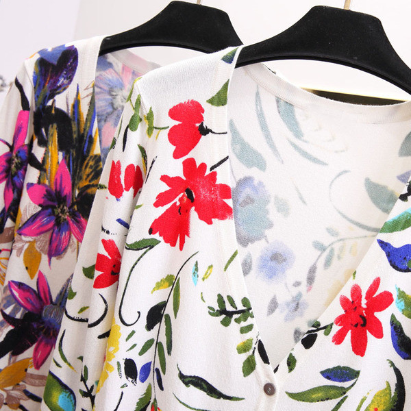 Tavaszi női mellény virágos motívumokkal, V-nyakkal