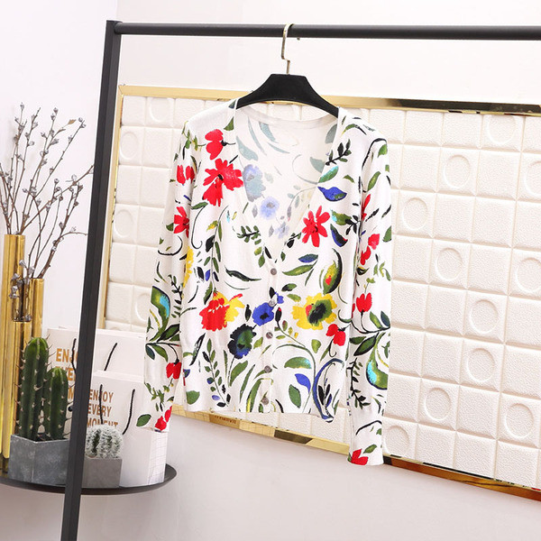 Tavaszi női mellény virágos motívumokkal, V-nyakkal